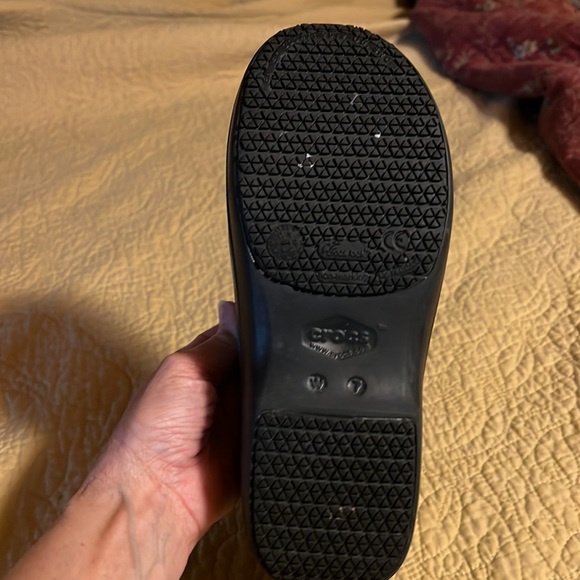 Crocs size 7 shoes - Picture 2 of 3